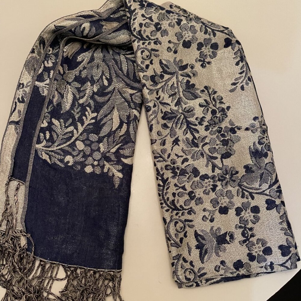 Cashmere and silk Pashmina shawl made in Italy pre-owned excellent condition